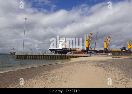 Combi Dock 1 un navire de fret général et un porte-charge lourd accosté au port de Nigg, Cromarty Firth, Highlands, Écosse Banque D'Images