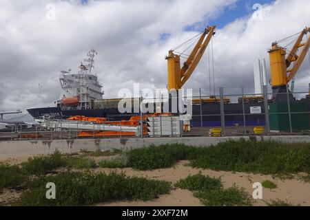 Combi Dock 1 un navire de fret général et un porte-charge lourd accosté au port de Nigg, Cromarty Firth, Highlands, Écosse Banque D'Images