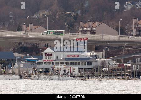 Highlands, New Jersey - 3 janvier 2018 : une vue sur une rivière gelée Shrewsbury jusqu'au restaurant Bahrs lors d'une journée d'hiver très froide en 2018 Banque D'Images