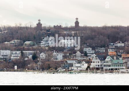 Highlands, New Jersey - 3 janvier 2018 : une vue sur une rivière Shrewsbury gelée jusqu'aux Highlands et Twin Lights lors d'une froide journée d'hiver en 2018 Banque D'Images