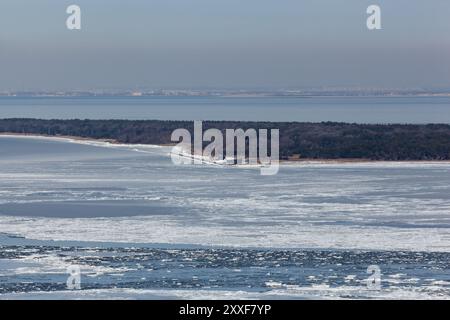 Atlantic Highlands, New Jersey - 3 janvier 2018 : une vue sur une baie gelée de Sandy Hook Bay jusqu'à Sandy Hook et New York City, par une journée d'hiver très froide. Banque D'Images