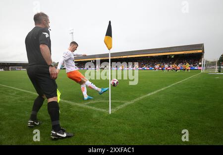 Lee Evans de Blackpool prend un corner lors du match de Sky Bet League One au Cledara Abbey Stadium, Cambridge. Date de la photo : samedi 24 août 2024. Banque D'Images