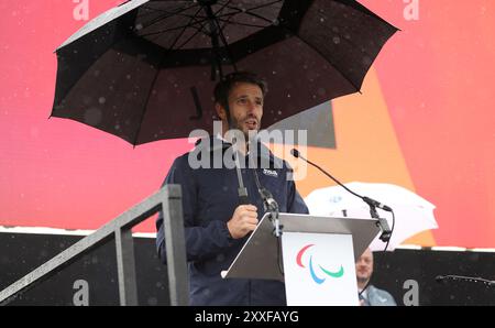 Stoke Mandeville, Grande-Bretagne. 24 août 2024. Tony Estanguet, président du comité organisateur des Jeux Olympiques et Paralympiques de Paris 2024, prononce un discours lors de la cérémonie d’allumage de la torche paralympique pour les Jeux Paralympiques de Paris 2024 à Stoke Mandeville, Grande-Bretagne, le 24 août 2024. Crédit : Li Ying/Xinhua/Alamy Live News Banque D'Images