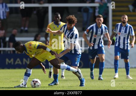 Victoria Park, Hartlepool le samedi 24 août 2024. Anthony Mancini de Hartlepool United se bat pour la possession avec Brandon Mason de Wealdstone lors du match de Vanarama National League entre Hartlepool United et Wealdstone au Victoria Park, Hartlepool, samedi 24 août 2024. (Photo : Mark Fletcher | mi News) crédit : MI News & Sport /Alamy Live News Banque D'Images