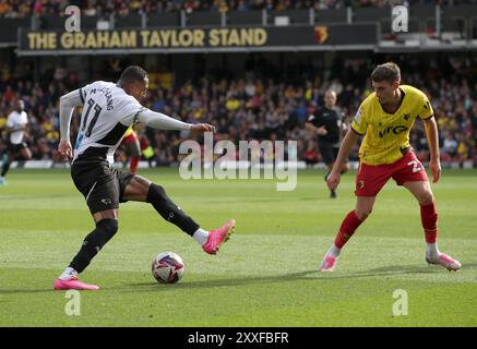 Nathaniel Mendez-Laing (à gauche) du comté de Derby affronte James Morris (à droite) de Watford lors du Sky Bet Championship match à Vicarage Road, Watford. Date de la photo : samedi 24 août 2024. Banque D'Images