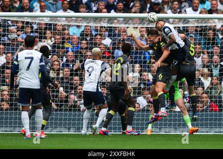 Cristian Romero de Tottenham Hotspur marque le troisième but de l'équipe pour marquer le score 3-0 lors du match de premier League Tottenham Hotspur vs Everton au Tottenham Hotspur Stadium, Londres, Royaume-Uni, 24 août 2024 (photo par Izzy Poles/News images) Banque D'Images
