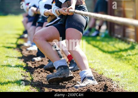 Mannheim, Allemagne. 24 août 2024. Les membres de l'équipe nationale allemande de remorqueur de guerre suivent une séance d'entraînement dans le stade d'Alsenweg. Les Championnats du monde de remorqueur de guerre ont lieu en Allemagne pour la première fois. Au cours des championnats du monde, environ 1500 athlètes de différentes catégories de poids et d'âge participeront en équipes féminines, masculines et mixtes et couronneront le champion du remorqueur de guerre. Crédit : Uwe Anspach/dpa/Alamy Live News Banque D'Images