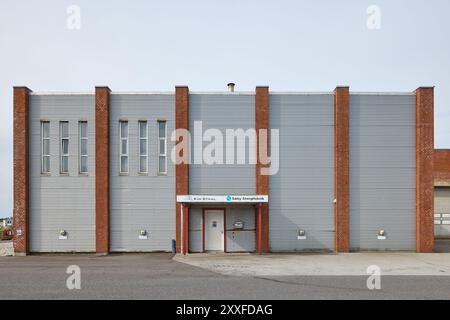 Kim Staal, Sæby Energiteknik, Sæby Fiske-Industri (Saeby Fish Canners), bâtiment d'usine datant d'environ 1972 ; Havnen, Sæby, Danemark Banque D'Images