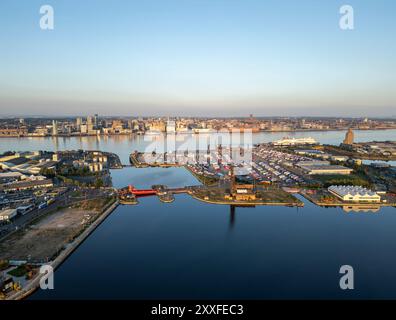 Vue aérienne du Birkenhead Docks East Float avec Liverpool en arrière-plan, Wirral, Merseyside, Angleterre Banque D'Images