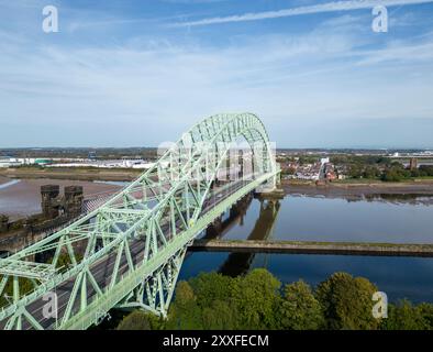 Silver Jubilee Bridge enjambe le Manchester Ship canal et la rivière Mersey, Runcorn, Cheshire, Angleterre, vue sur la tyrolienne Banque D'Images