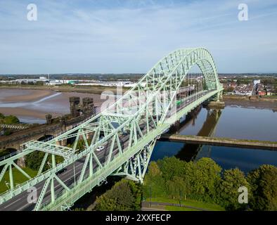 Silver Jubilee Bridge enjambe le Manchester Ship canal et la rivière Mersey, Runcorn, Cheshire, Angleterre Banque D'Images