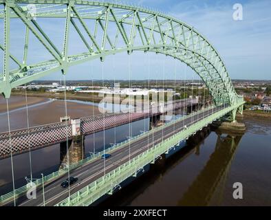 Silver Jubilee Bridge enjambe le Manchester Ship canal et la rivière Mersey, Runcorn, Cheshire, Angleterre Banque D'Images