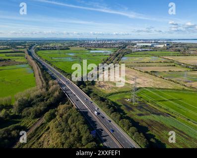 Vue aérienne de l'autoroute M56 avec la raffinerie de pétrole Stanlow en arrière-plan, Cheshire, Angleterre Banque D'Images