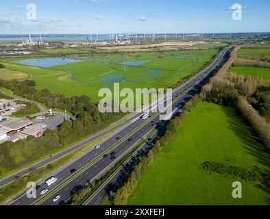 Autoroute M56 et parc éolien Frodsham, village de Helsby, Cheshire, Angleterre Banque D'Images