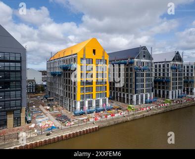 Appartements Millers Quay Waterfront en construction avril 2024 à Birkenhead Docks, Wirral Waters, Merseyside, Angleterre Banque D'Images