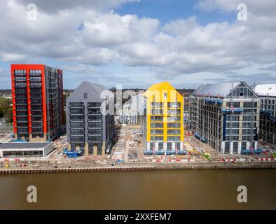 Appartements Millers Quay Waterfront en construction avril 2024 à Birkenhead Docks, Wirral Waters, Merseyside, Angleterre Banque D'Images