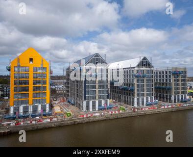 Appartements Millers Quay Waterfront en construction avril 2024 à Birkenhead Docks, Wirral Waters, Merseyside, Angleterre Banque D'Images