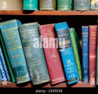 Une collection de manuels médicaux et scientifiques vintage et classiques soigneusement disposés sur une étagère en bois Foley Medical Museum alabama usa Banque D'Images