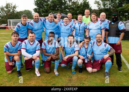 Rush Green Bowl, Clacton on Sea, Essex, Royaume-Uni. 24 août 2024. Un match de football caritatif et un événement familial ont eu lieu pour recueillir des fonds pour la fille de George Gilbey et des œuvres caritatives proches de la famille. Gilbey, célébrité de Gogglebox TV, a été tué dans un accident industriel alors qu'il travaillait en mars 2024. Le match de football se composait de la famille et des amis prenant un côté célébrité. Équipe de célébrités Banque D'Images