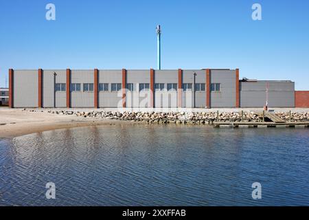 Sæby Fiske-Industri (Saeby Fish Canners), bâtiment d'usine datant d'environ 1972 ; Havnen, Sæby, Danemark Banque D'Images