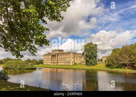 Lyme Hall maison de maître entourée de jardins formels et d'un parc de cerfs dans le parc national de Peak District près de Stockport, Royaume-Uni. Banque D'Images