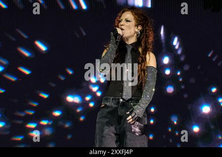 Southsea, Royaume-Uni. 23 août 2024. La chanteuse et compositrice anglaise Jessica Hannah Glynne, connue professionnellement sous le nom de Jess Glynne jouant en direct sur scène au Victorious Festival. Jessica Hannah Glynne a remporté un Grammy Award et neuf nominations aux Brit Awards. Le magazine Forbes la considère comme l'une des « personnes les plus influentes de moins de 30 ans » en 2019. Crédit : SOPA images Limited/Alamy Live News Banque D'Images