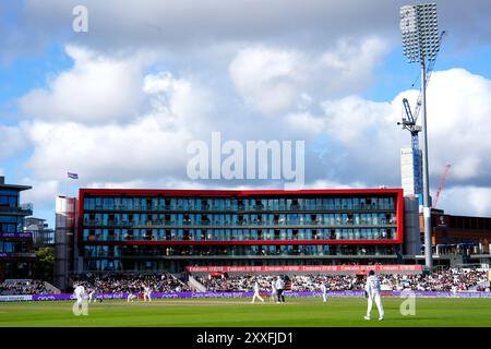 Vue générale du Hilton Garden Inn surplombant le sol pendant la quatrième journée du premier Rothesay test match à l'Emirates Old Trafford, Manchester. Date de la photo : samedi 24 août 2024. Banque D'Images