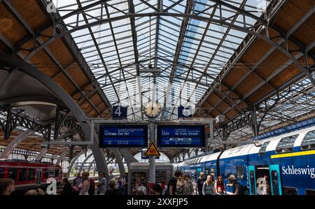 Lübeck, Allemagne, 20 juillet 2024 - aménagement intérieur du hall et du toit de la gare principale Banque D'Images