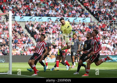 Stadium of Light, Sunderland le samedi 24 août 2024. Le gardien de but Burnley James Trafford manque le ballon dans un corner lors du match du Sky Bet Championship entre Sunderland et Burnley au Stadium of Light, Sunderland, samedi 24 août 2024. (Photo : Michael Driver | mi News) crédit : MI News & Sport /Alamy Live News Banque D'Images