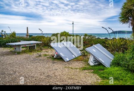 Tables de ping-pong de tennis de table vandalisées à St Anthony Gardens, Penzance, Cornouailles, Angleterre, Royaume-Uni. Banque D'Images