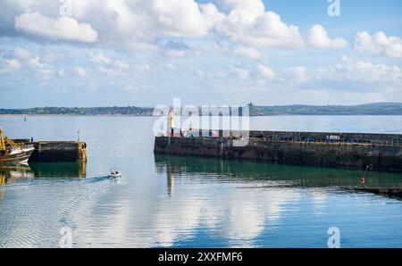 L'entrée du port à Newlyn, Cornwall, Royaume-Uni, avec St Michael's Mount visible au-delà à Mounts Bay, Cornwall, Angleterre, Royaume-Uni. Banque D'Images