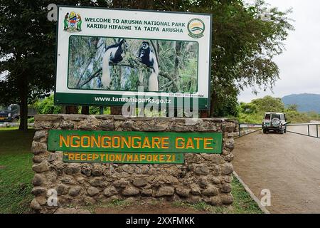 ARUSHA, TANZANIE - 19 juillet 2024 : vue au panneau d'entrée du parc national africain, ciel nuageux dans la chaude journée d'hiver. Banque D'Images