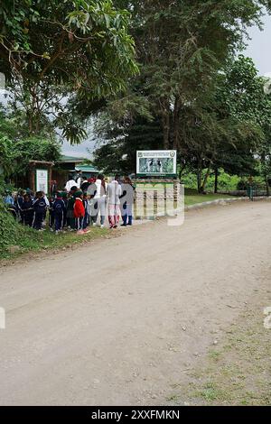 ARUSHA, TANZANIE - 19 juillet 2024 : groupe scolaire à l'entrée du parc national africain, ciel nuageux dans la chaude journée d'hiver - vertical Banque D'Images