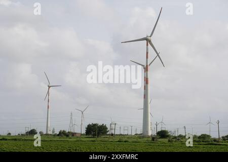 Éoliennes dans le champ d'énergie sous ciel nuageux - source d'énergie renouvelable Banque D'Images