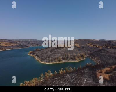 Séquelles de l'incendie de forêt de l'est de l'Attique dans le lac Marathon vue aérienne du lac Marathon entouré de troncs d'arbres brûlés suite à l'incendie dévastateur qui a fait rage dans l'est de l'Attique entre le 11 août et le 13 août 2024. Le réservoir de marathon est une source d'eau importante pour Athènes. Athènes Grèce Copyright : xNicolasxKoutsokostasxNicolasxKoutsokostasx DJI 0577 Banque D'Images