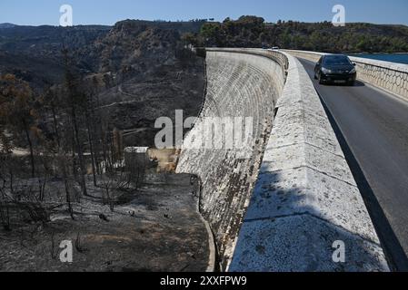 Séquelles du feu de forêt de l'est de l'Attique dans le lac Marathon vue du barrage Marathon entouré de troncs d'arbres brûlés suite au feu de forêt dévastateur qui a fait rage dans l'est de l'Attique entre le 11 et le 13 août 2024. Le réservoir de marathon est une source d'eau importante pour Athènes. Athènes Grèce Copyright : xNicolasxKoutsokostasxNicolasxKoutsokostasx DSC 202408240043 Banque D'Images