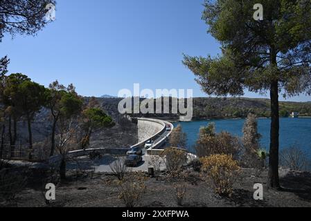 Séquelles du feu de forêt de l'est de l'Attique dans le lac Marathon vue du barrage Marathon entouré de troncs d'arbres brûlés suite au feu de forêt dévastateur qui a fait rage dans l'est de l'Attique entre le 11 et le 13 août 2024. Le réservoir de marathon est une source d'eau importante pour Athènes. Athènes Grèce Copyright : xNicolasxKoutsokostasxNicolasxKoutsokostasx DSC 202408240003 Banque D'Images