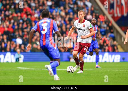 Londres, Royaume-Uni. 22 août 2024. Tomáš Souček (28) de West Ham United avec le ballon lors du match de premier League de Crystal Palace FC contre West Ham United FC à Selhurst Park, Londres, Angleterre, Royaume-Uni le 24 août 2024 Credit : Every second Media/Alamy Live News Banque D'Images