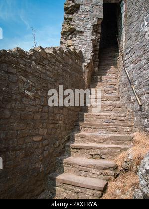 Des marches escarpées et étroites remontent de la grotte et du tunnel du château de Carreg Cennen dans le parc national de Brecon Beacons, au sud du pays de Galles. ROYAUME-UNI. Banque D'Images