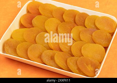 assiette d'abricots, gros plan, sur une table Banque D'Images