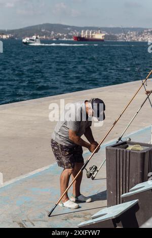 Pêche en bord de mer une journée de détente au bord de l'eau à ıstanbul, turquie Banque D'Images