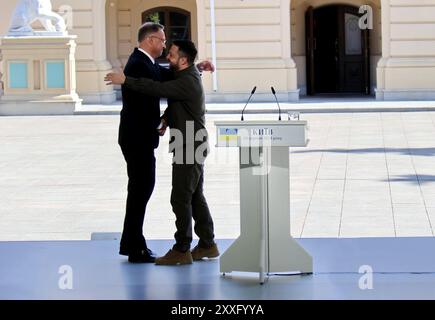 Kiev, Ukraine. 24 août 2024. KIEV, UKRAINE - 24 AOÛT 2024 - le président de l'Ukraine Volodymyr Zelenskyy (à droite) embrasse le président de la Pologne Andrzej Duda lors d'une conférence de presse conjointe devant le palais Mariinskyi à l'occasion du 33e jour de l'indépendance de l'Ukraine, Kiev, capitale de l'Ukraine. Crédit : Ukrinform/Alamy Live News Banque D'Images