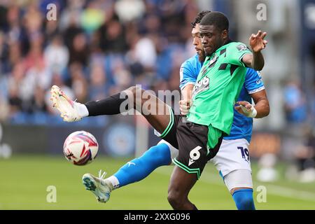 Edgeley Park à Stockport, Royaume-Uni. 24 août 2024. Clinton Mola de Bristol Rovers et Kyle Wooton de Stockport County luttent pour le ballon alors que Stockport County affronte Bristol Rovers dans un match de Sky Bet League One le 24 août 2024, à Edgeley Park à Stockport, en Angleterre. (Photo de James Holyoak/Alamy Live News) crédit : james Holyoak/Alamy Live News Banque D'Images