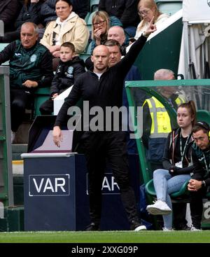 Édimbourg, Royaume-Uni. 24 août 2024. Scottish Premiership - Hibernian FC v Dundee FC 24/08/2024 HibsÕ L'entraîneur-chef David Gray crie des instructions à ses joueurs alors que les Hiberniens affrontent Dundee dans la Scottish Premiership au Easter Road Stadium, Édimbourg, Royaume-Uni crédit : Ian Jacobs/Alamy Live News Banque D'Images