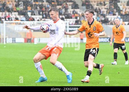 Cledara Abbey Stadium, Cambridge on Saturday 24th August 2024. Lee Evans (7 Blackpool) controls the ball during the Sky Bet League 1 match between Cambridge United and Blackpool at the Cledara Abbey Stadium, Cambridge on Saturday 24th August 2024. (Photo: Kevin Hodgson | MI News) Credit: MI News & Sport /Alamy Live News Stock Photo