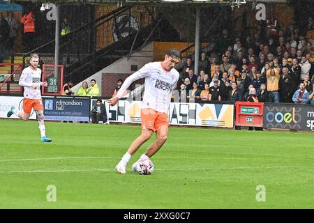 Cledara Abbey Stadium, Cambridge le samedi 24 août 2024. Kyle Joseph (9 Blackpool) tourne lors du match de Sky Bet League 1 entre Cambridge United et Blackpool au Cledara Abbey Stadium, Cambridge le samedi 24 août 2024. (Photo : Kevin Hodgson | mi News) crédit : MI News & Sport /Alamy Live News Banque D'Images