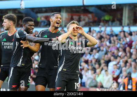 Birmingham, Royaume-Uni. 24 août 2024. Leandro Trossard d'Arsenal (R) célèbre après avoir marqué le 1er but de ses équipes. Premier League match, Aston Villa v Arsenal à Villa Park à Birmingham le samedi 24 août 2024 cette image ne peut être utilisée qu'à des fins éditoriales. Usage éditorial exclusif, photo par Andrew Orchard/Andrew Orchard photographie sportive/Alamy Live News crédit : Andrew Orchard photographie sportive/Alamy Live News Banque D'Images