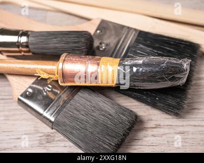 Nettoyer les pinceaux sur un plancher en bois. Gros plan. Banque D'Images