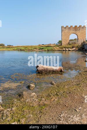 La porte de Maguelone, à l'entrée de la presqu'île de Maguelone, Villeneuve-les-Maguelone, Hérault, France Banque D'Images