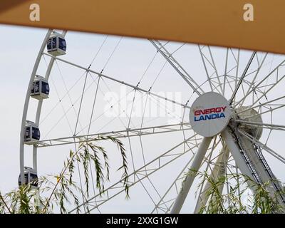 Energylandia, Pologne - 23 août 2024 : une section de la grande roue dans le parc d'attractions avec un ciel bleu en arrière-plan. Banque D'Images